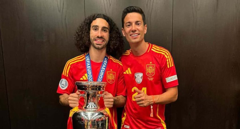 Marc Cucurella y Aleix Piqué, su agente, con el título de la Eurocopa.