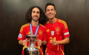 Marc Cucurella y Aleix Piqué, su agente, con el título de la Eurocopa.