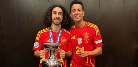 Marc Cucurella y Aleix Piqué, su agente, con el título de la Eurocopa.