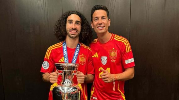 Marc Cucurella y Aleix Piqué, su agente, con el título de la Eurocopa.
