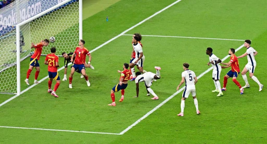 Dani Olmo evita sobre la línea el gol de Inglaterra.