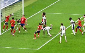 Dani Olmo evita sobre la línea el gol de Inglaterra.