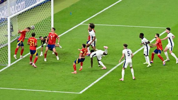 Dani Olmo evita sobre la línea el gol de Inglaterra.