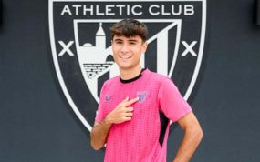 Dani Pérez posa como nuevo jugador rojiblanco.
