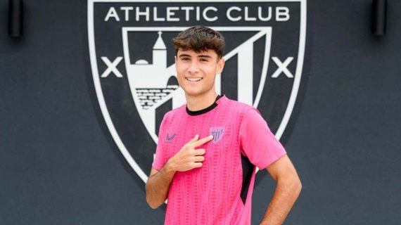 Dani Pérez posa como nuevo jugador rojiblanco.