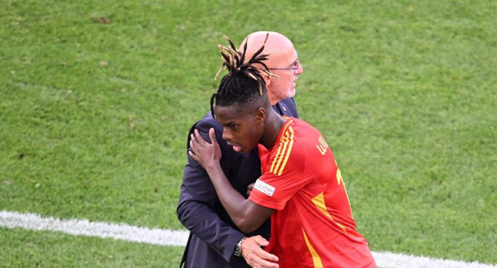 Luis de la Fuente abraza a Nico Williams.