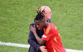 Luis de la Fuente abraza a Nico Williams.