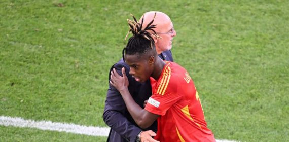 Luis de la Fuente abraza a Nico Williams.