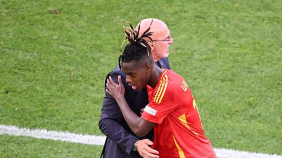 Luis de la Fuente abraza a Nico Williams.