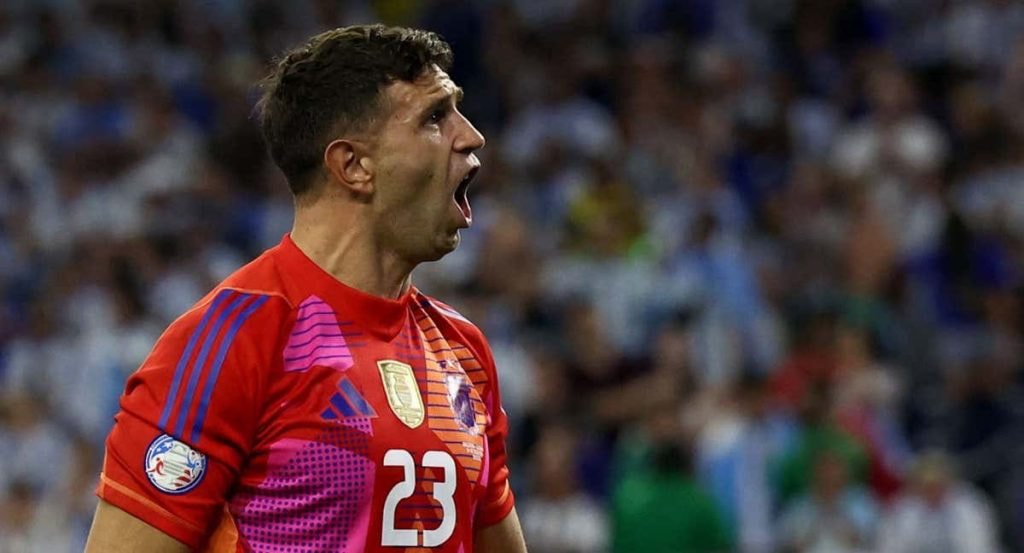 Dibu Martínez festeja uno de los penaltis parados.