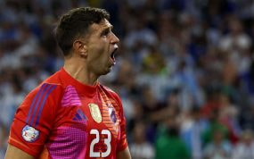 Dibu Martínez festeja uno de los penaltis parados.