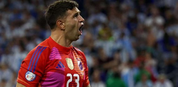 Dibu Martínez festeja uno de los penaltis parados.
