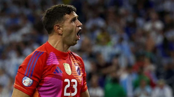 Dibu Martínez festeja uno de los penaltis parados.