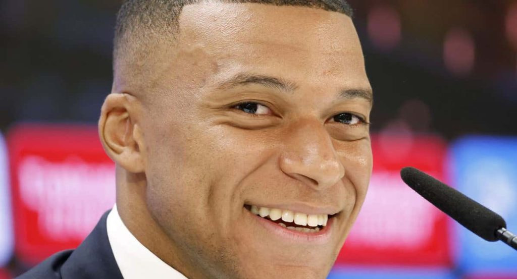 Mbappé en rueda de prensa.