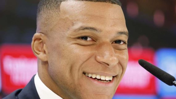 Mbappé en rueda de prensa.
