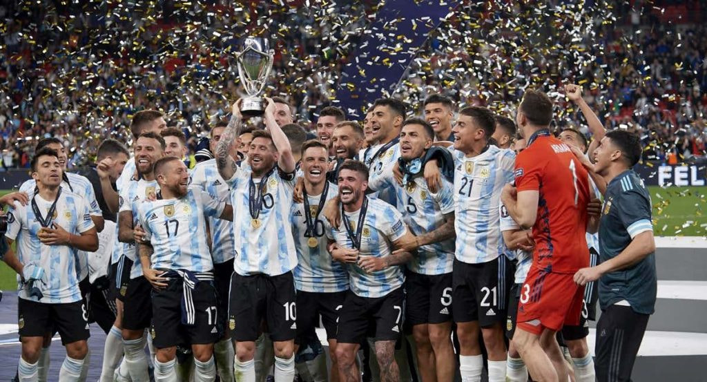 Messi celebra la Finalissima en 2022 con Argentina.