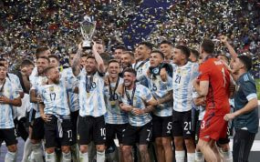 Messi celebra la Finalissima en 2022 con Argentina.