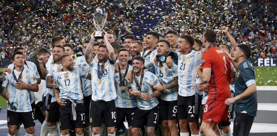 Messi celebra la Finalissima en 2022 con Argentina.