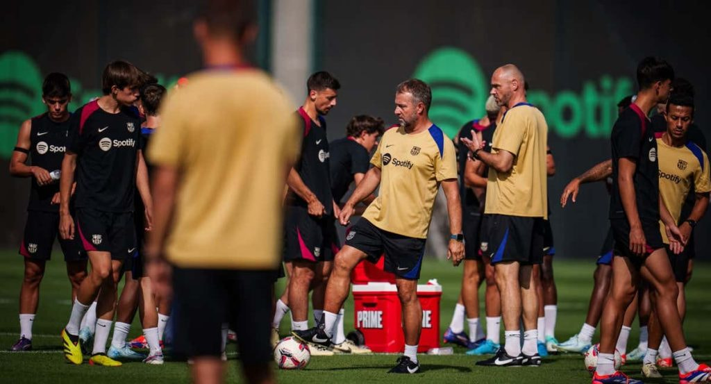 Flick tendrá que buscar soluciones para confeccionar el centro del campo en el debut liguero.