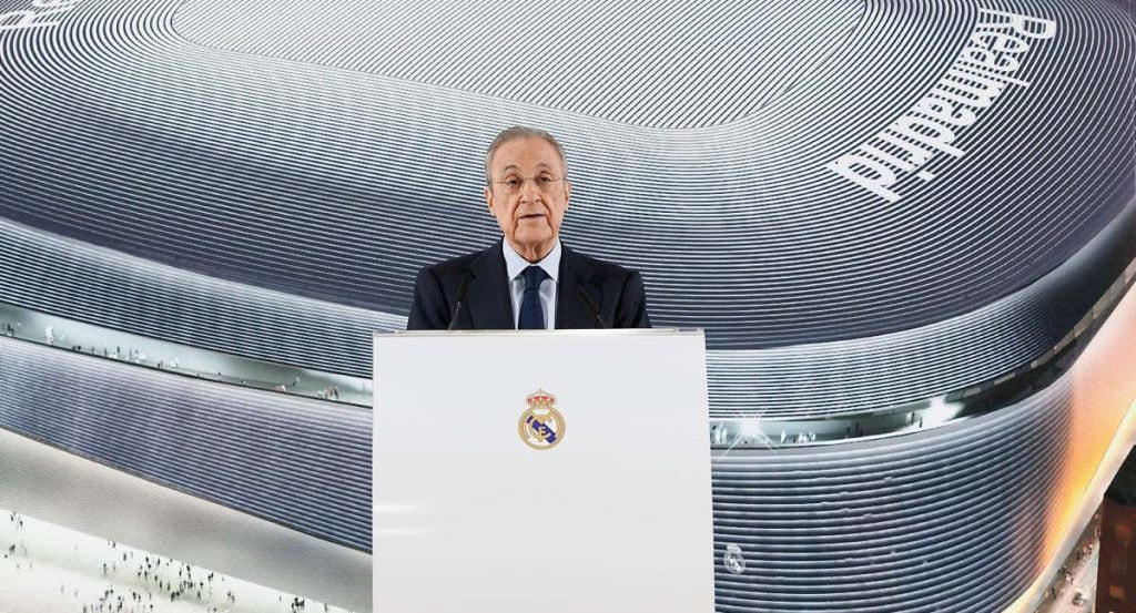 Florentino Pérez, presidente del Real Madrid, con el Bernabéu de fondo.