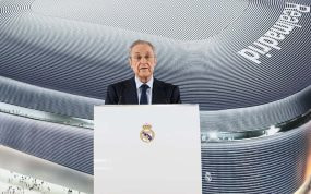 Florentino Pérez, presidente del Real Madrid, con el Bernabéu de fondo.