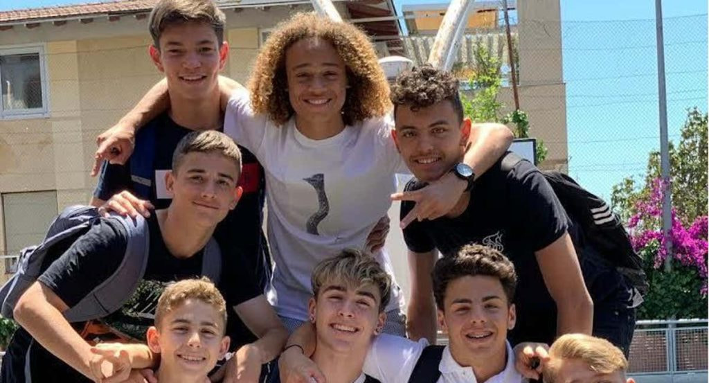 Gavi junto a Fermín, Xavi Simons y otros futbolistas de la cantera blaugrana.