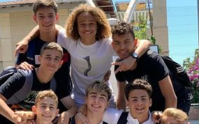 Gavi junto a Fermín, Xavi Simons y otros futbolistas de la cantera blaugrana.