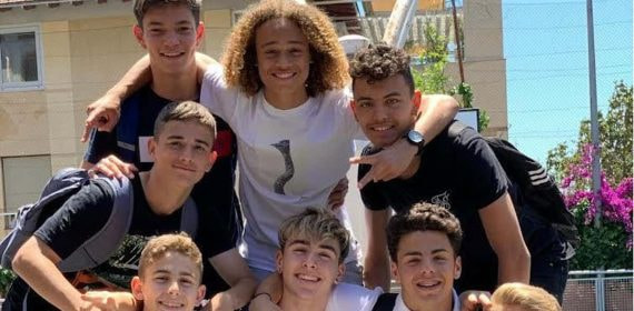 Gavi junto a Fermín, Xavi Simons y otros futbolistas de la cantera blaugrana.