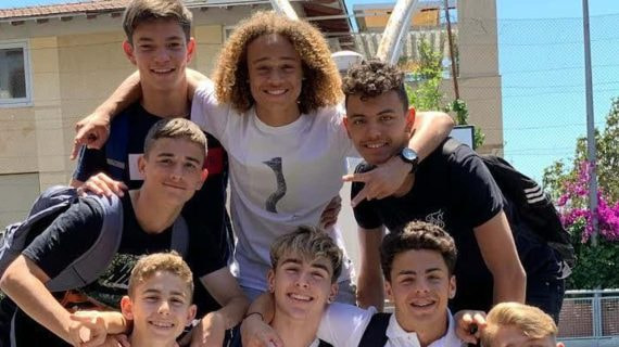 Gavi junto a Fermín, Xavi Simons y otros futbolistas de la cantera blaugrana.