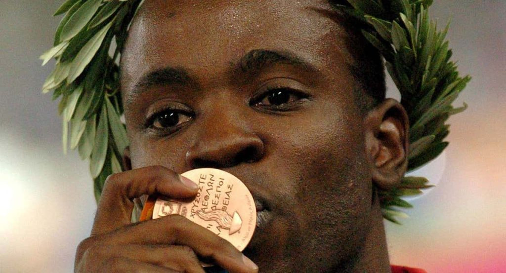 Joan Lino Martínez besa su medalla de bronce en Atenas 2004.