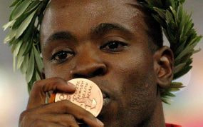 Joan Lino Martínez besa su medalla de bronce en Atenas 2004.