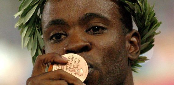Joan Lino Martínez besa su medalla de bronce en Atenas 2004.