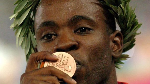 Joan Lino Martínez besa su medalla de bronce en Atenas 2004.