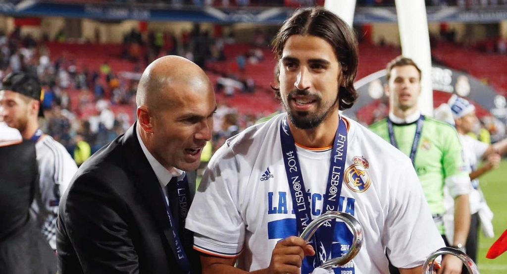 Sami Khedira, junto a Zidane después de conseguir la Champions.