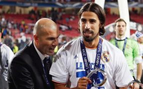 Sami Khedira, junto a Zidane después de conseguir la Champions.