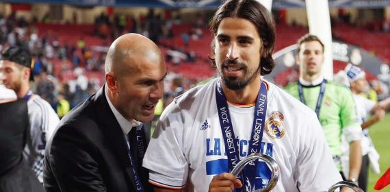 Sami Khedira, junto a Zidane después de conseguir la Champions.