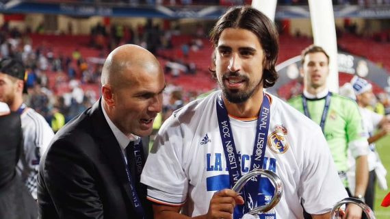 Sami Khedira, junto a Zidane después de conseguir la Champions.