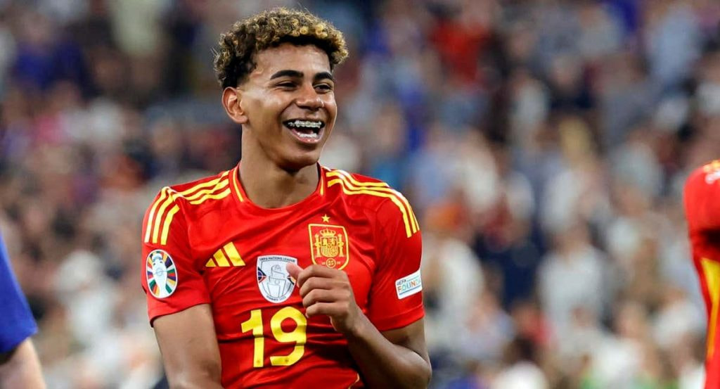 Lamine Yamal, sonriente después de la victoria de la Selección ante Francia.