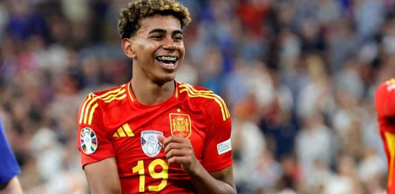 Lamine Yamal, sonriente después de la victoria de la Selección ante Francia.