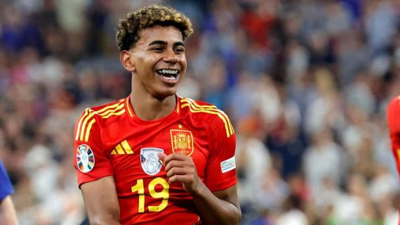 Lamine Yamal, sonriente después de la victoria de la Selección ante Francia.