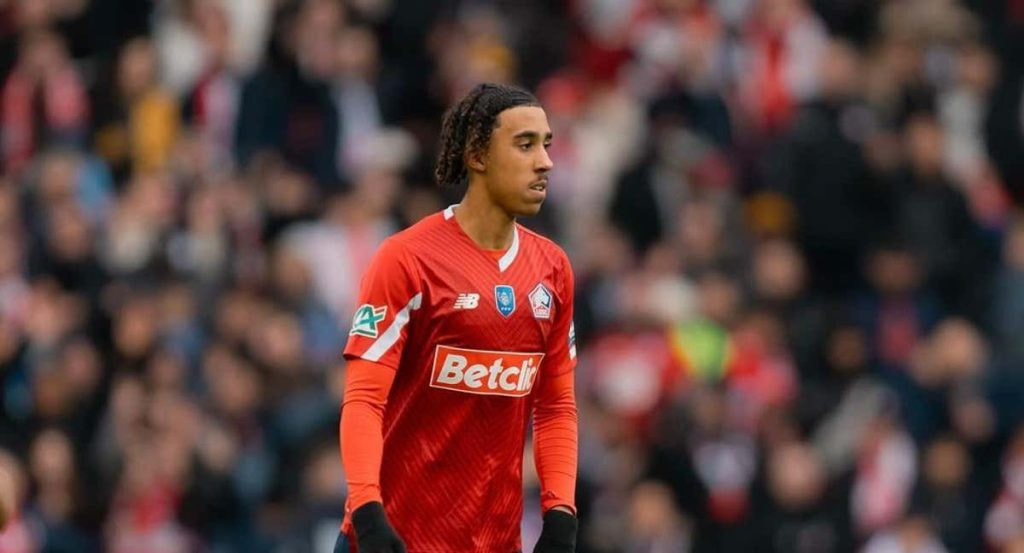 Leny Yoro, en un partido con el Lille.