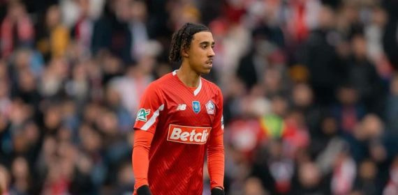 Leny Yoro, en un partido con el Lille.