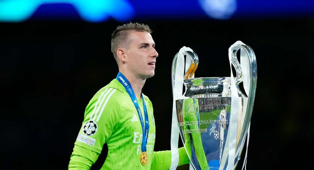 Lunin posa con la Champions después de conseguir la Decimoquinta.