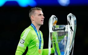 Lunin posa con la Champions después de conseguir la Decimoquinta.