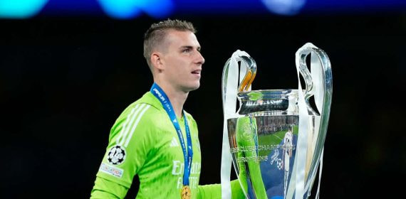 Lunin posa con la Champions después de conseguir la Decimoquinta.