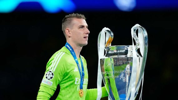 Lunin posa con la Champions después de conseguir la Decimoquinta.