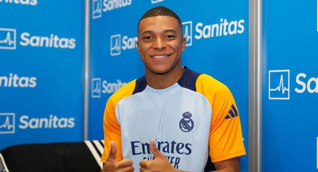 Kylian Mbappé pasando el reconocimiento médico.