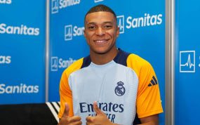 Kylian Mbappé pasando el reconocimiento médico.
