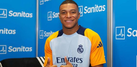Kylian Mbappé pasando el reconocimiento médico.