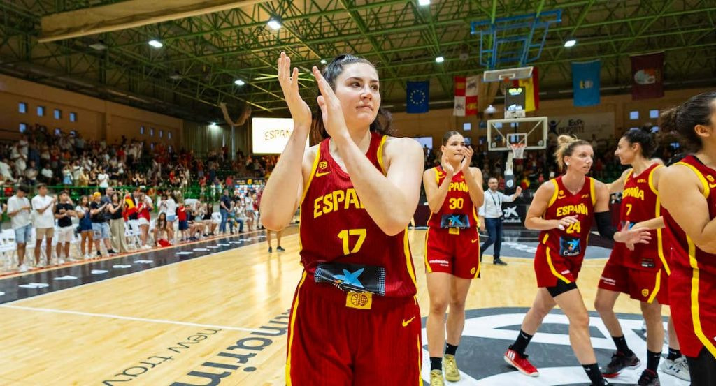 Megan Gustafson durante un partido con la Selección femenina de baloncesto.